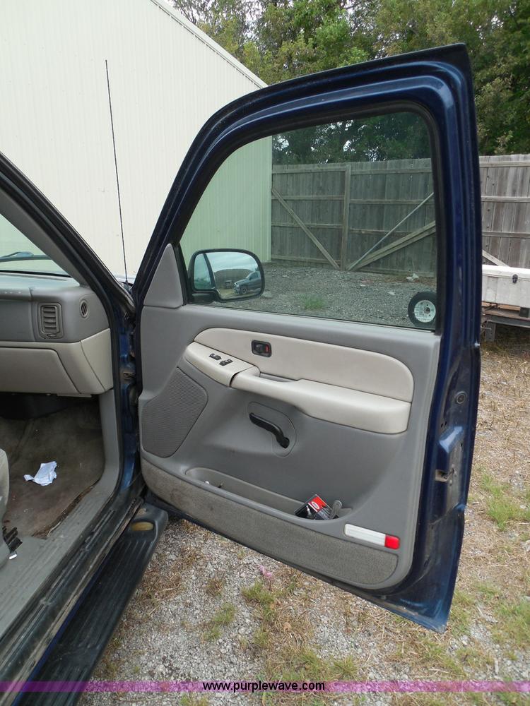 image for item I3334 2000 Chevrolet Tahoe LS SUV