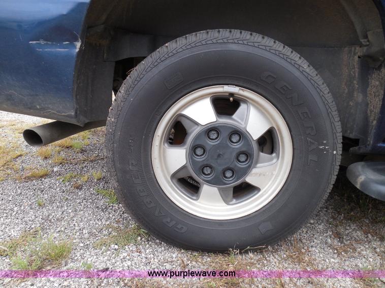 image for item I3334 2000 Chevrolet Tahoe LS SUV