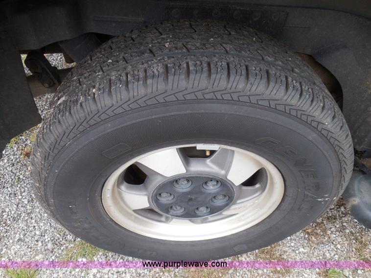 image for item I3334 2000 Chevrolet Tahoe LS SUV