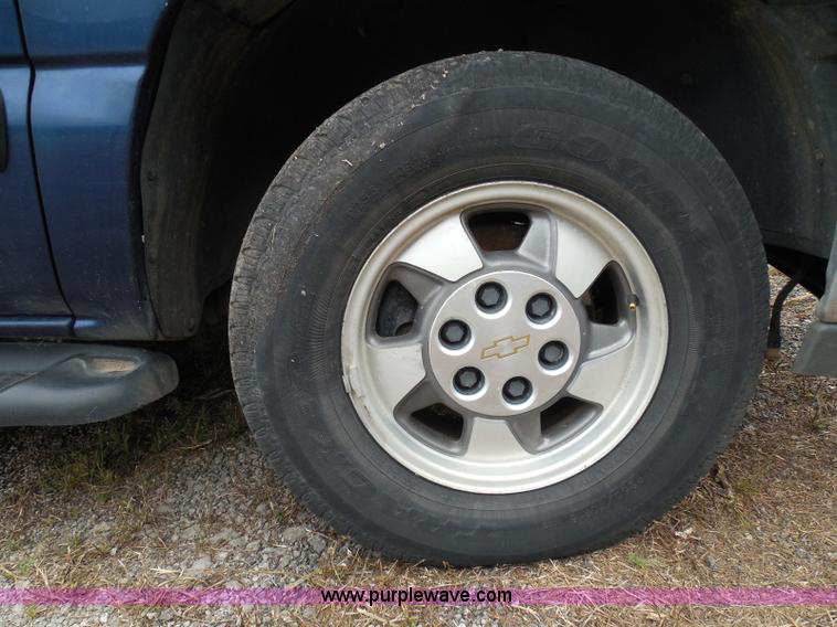 image for item I3334 2000 Chevrolet Tahoe LS SUV