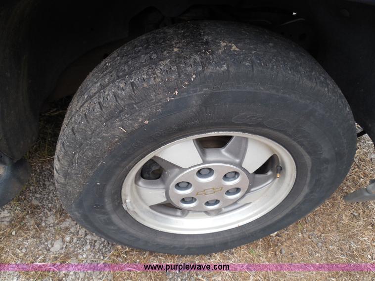 image for item I3334 2000 Chevrolet Tahoe LS SUV