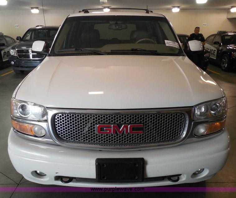 image for item I3360 2005 GMC Yukon Denali Limited Edition SUV