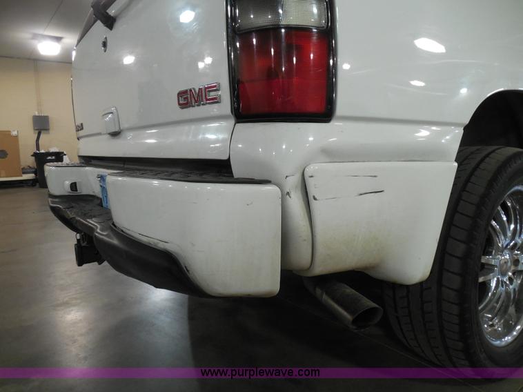 image for item I3360 2005 GMC Yukon Denali Limited Edition SUV