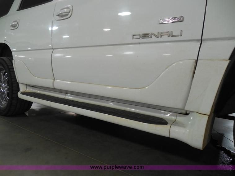 image for item I3360 2005 GMC Yukon Denali Limited Edition SUV