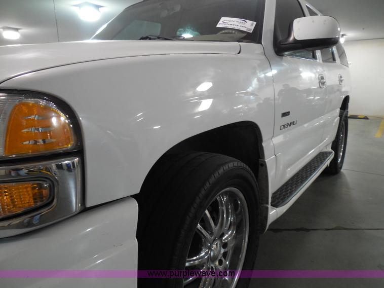 image for item I3360 2005 GMC Yukon Denali Limited Edition SUV