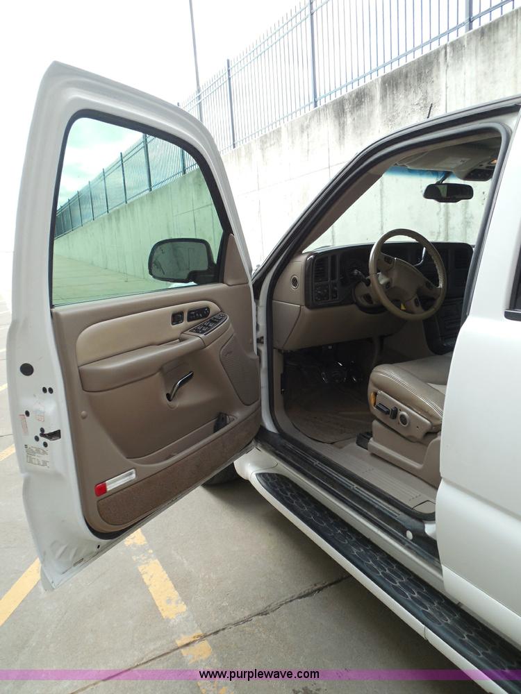 image for item I3360 2005 GMC Yukon Denali Limited Edition SUV