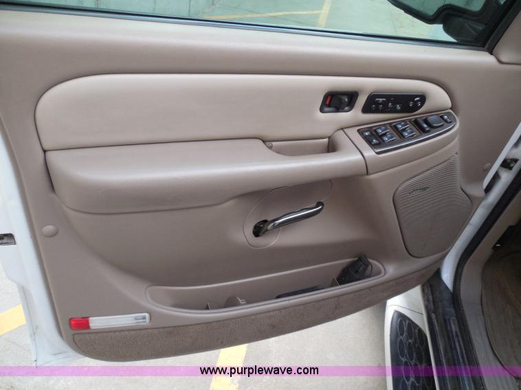 image for item I3360 2005 GMC Yukon Denali Limited Edition SUV