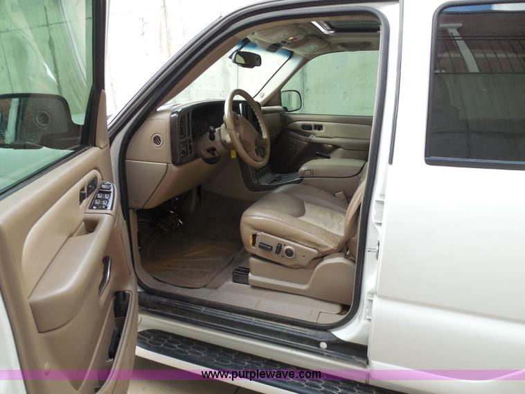 image for item I3360 2005 GMC Yukon Denali Limited Edition SUV