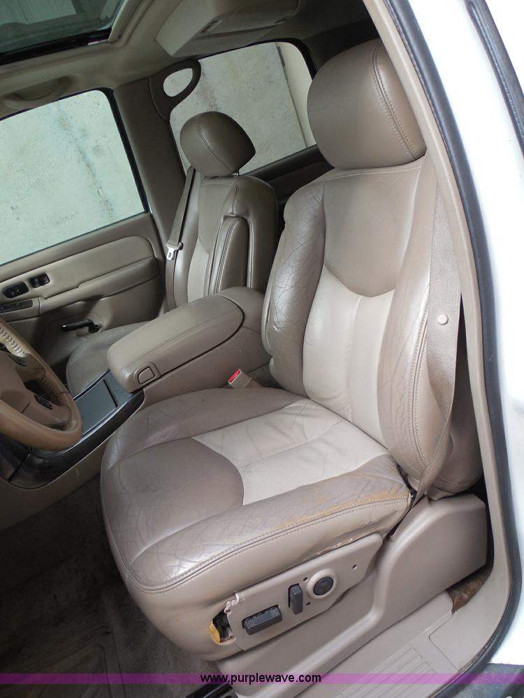 image for item I3360 2005 GMC Yukon Denali Limited Edition SUV