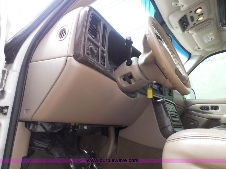 image for item I3360 2005 GMC Yukon Denali Limited Edition SUV