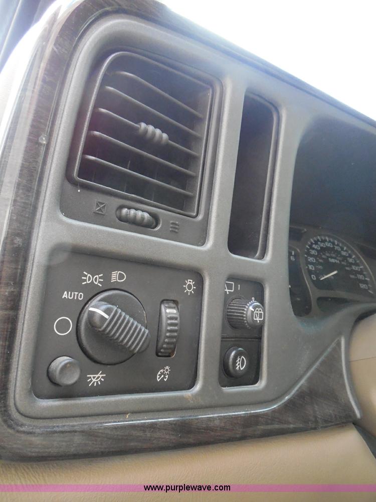 image for item I3360 2005 GMC Yukon Denali Limited Edition SUV