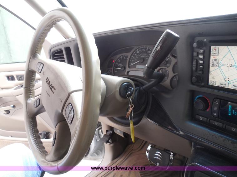 image for item I3360 2005 GMC Yukon Denali Limited Edition SUV