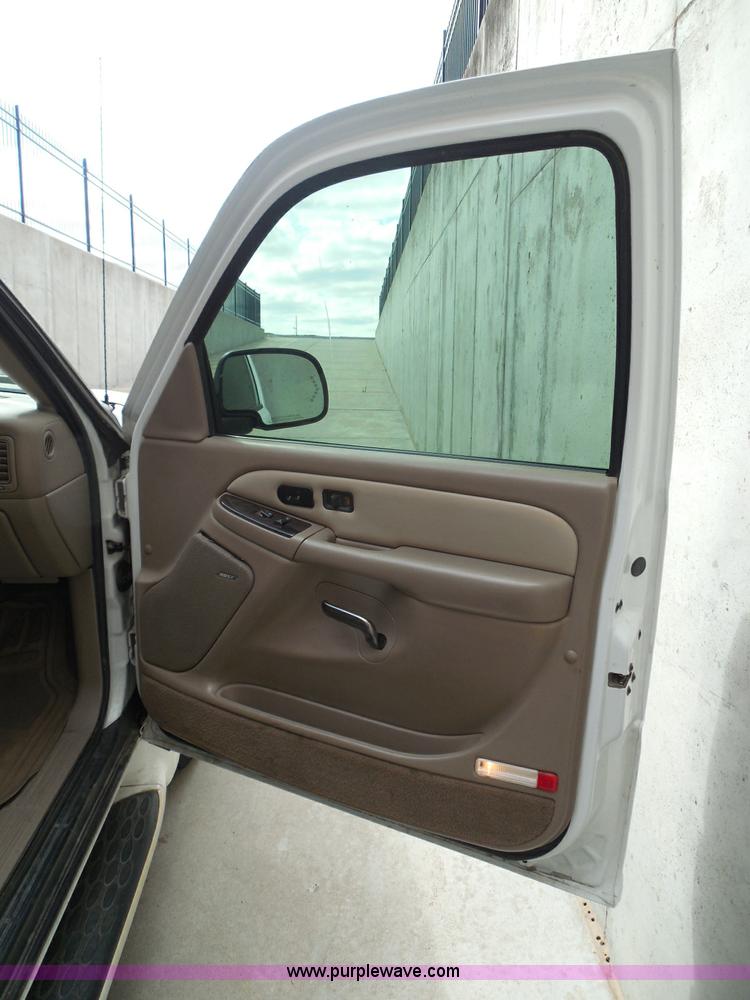 image for item I3360 2005 GMC Yukon Denali Limited Edition SUV