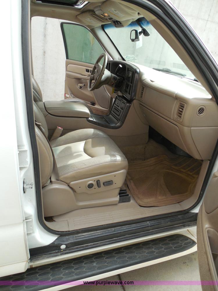 image for item I3360 2005 GMC Yukon Denali Limited Edition SUV