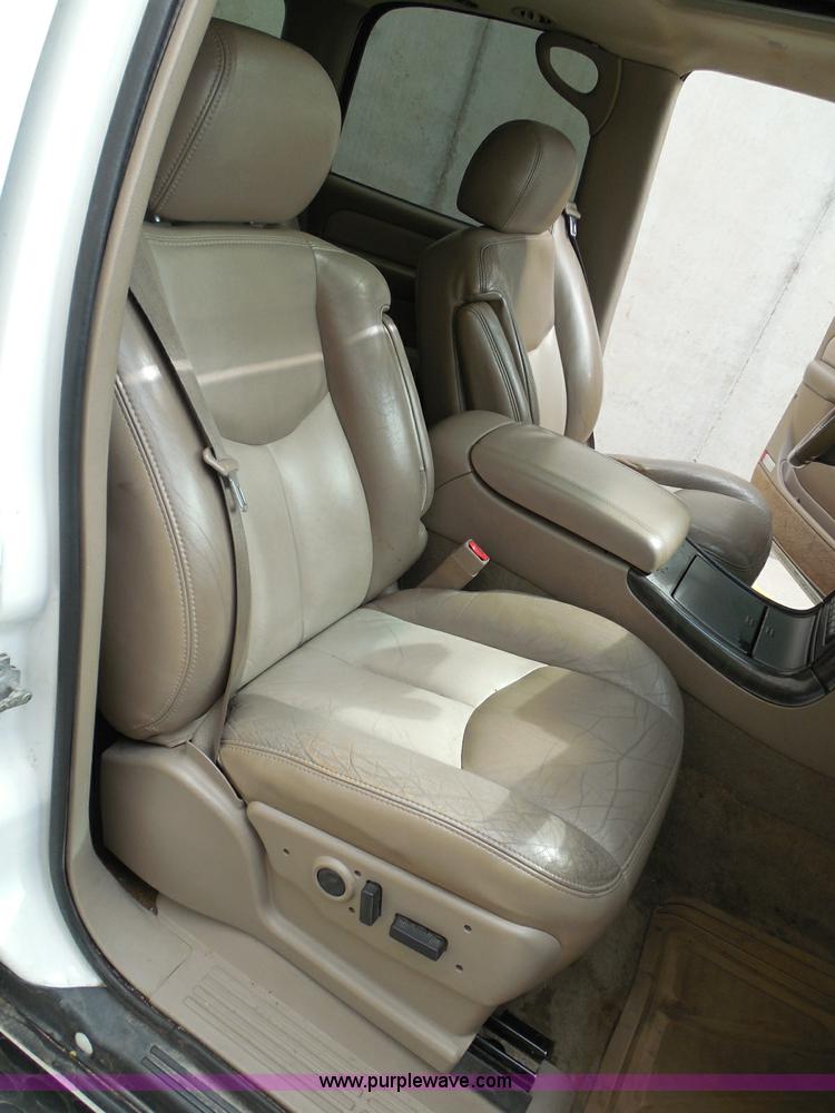 image for item I3360 2005 GMC Yukon Denali Limited Edition SUV