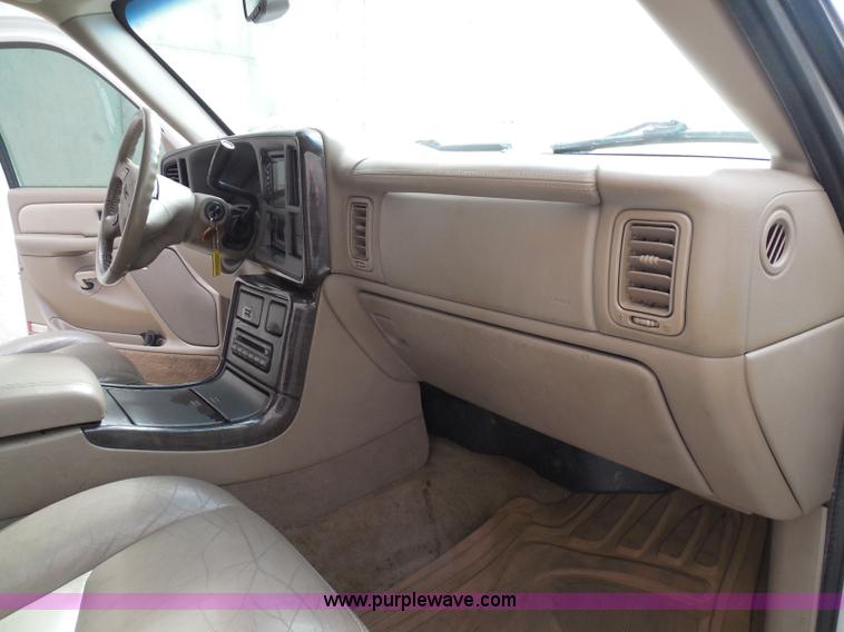 image for item I3360 2005 GMC Yukon Denali Limited Edition SUV