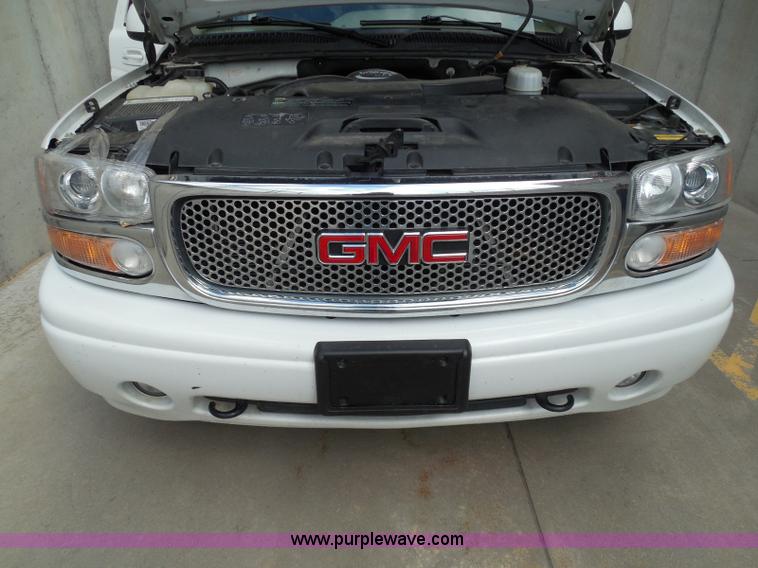 image for item I3360 2005 GMC Yukon Denali Limited Edition SUV