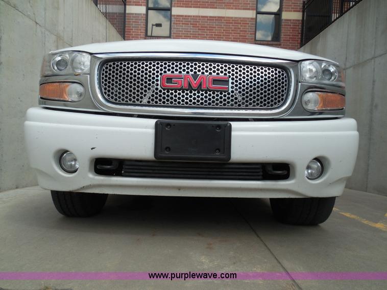 image for item I3360 2005 GMC Yukon Denali Limited Edition SUV