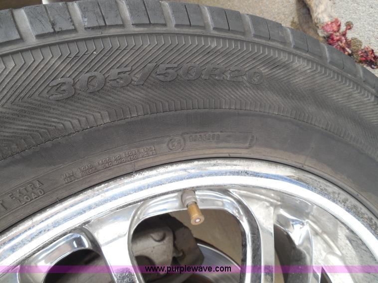 image for item I3360 2005 GMC Yukon Denali Limited Edition SUV