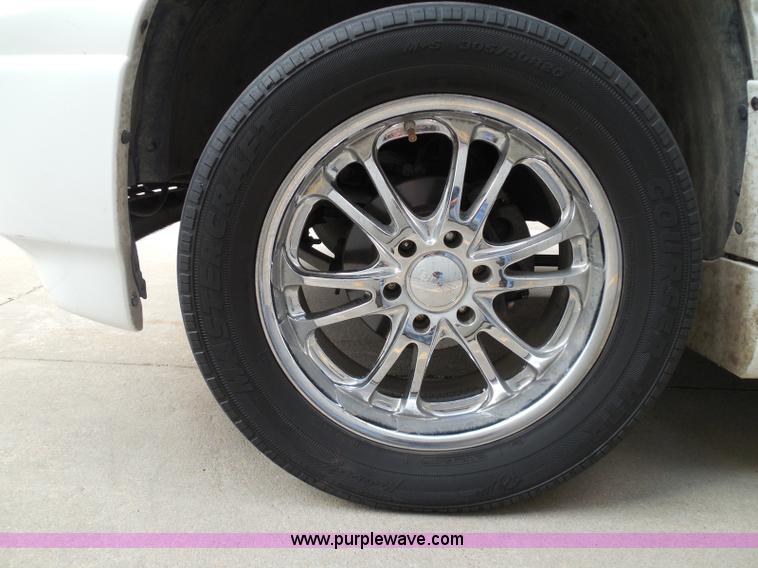 image for item I3360 2005 GMC Yukon Denali Limited Edition SUV