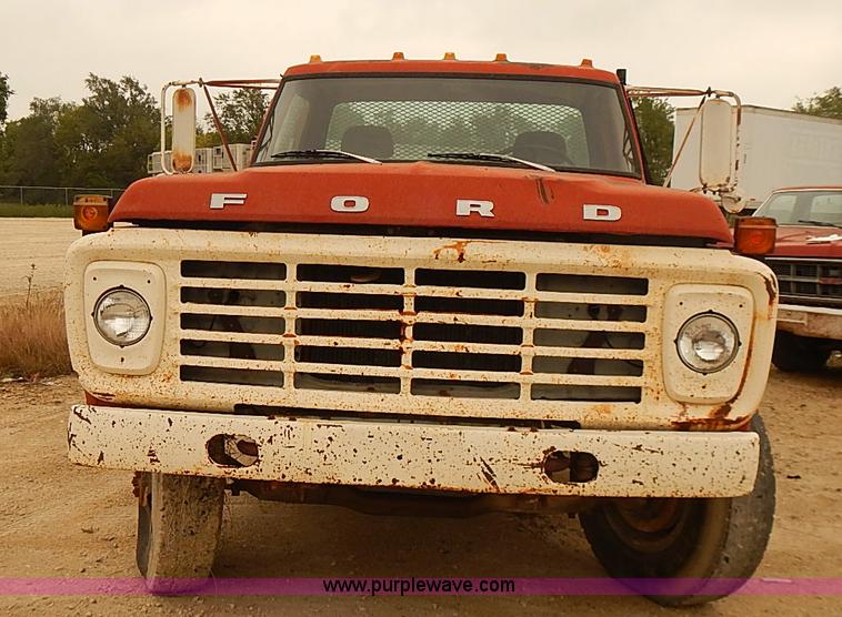image for item I5463 1979 Ford F600 flatbed truck