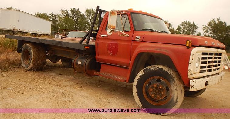 image for item I5463 1979 Ford F600 flatbed truck