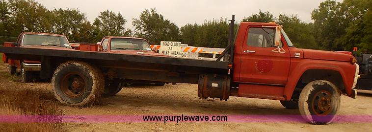 image for item I5463 1979 Ford F600 flatbed truck