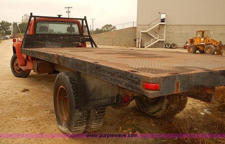 image for item I5463 1979 Ford F600 flatbed truck
