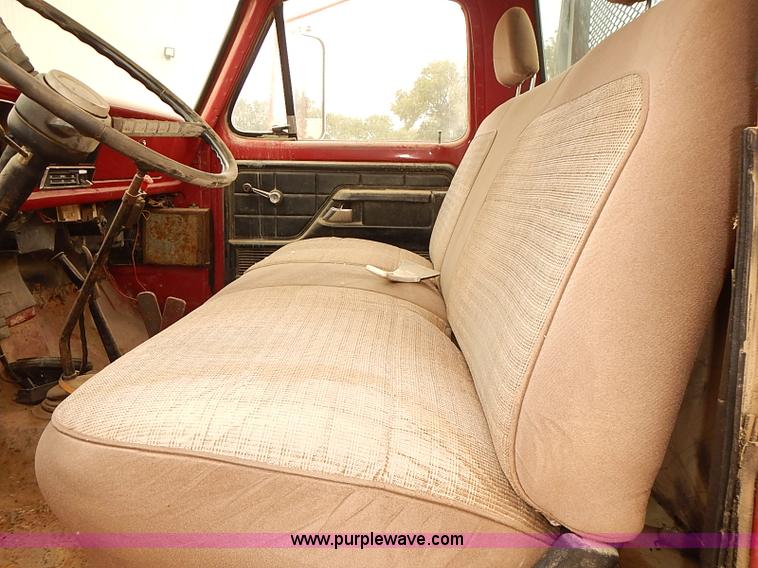 image for item I5463 1979 Ford F600 flatbed truck