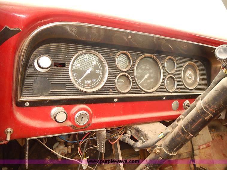 image for item I5463 1979 Ford F600 flatbed truck