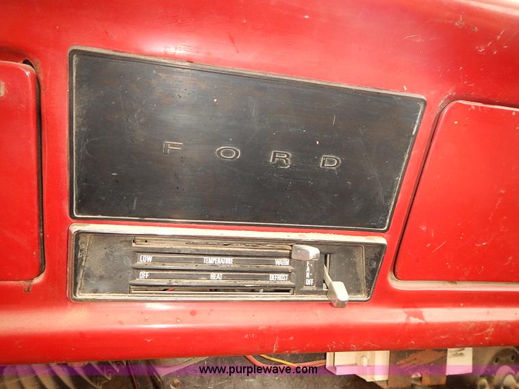 image for item I5463 1979 Ford F600 flatbed truck