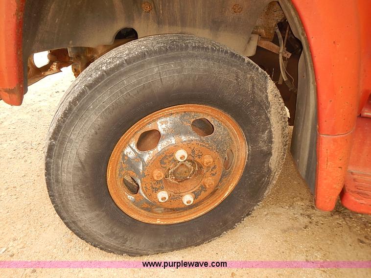 image for item I5463 1979 Ford F600 flatbed truck