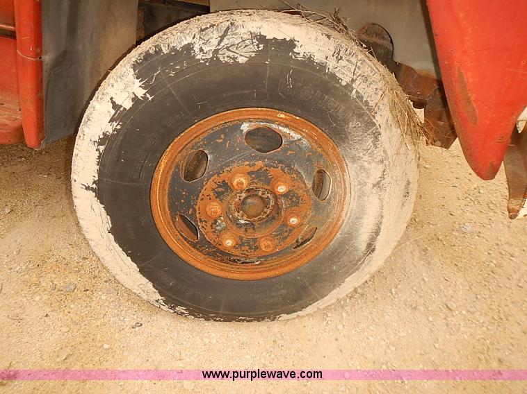 image for item I5463 1979 Ford F600 flatbed truck