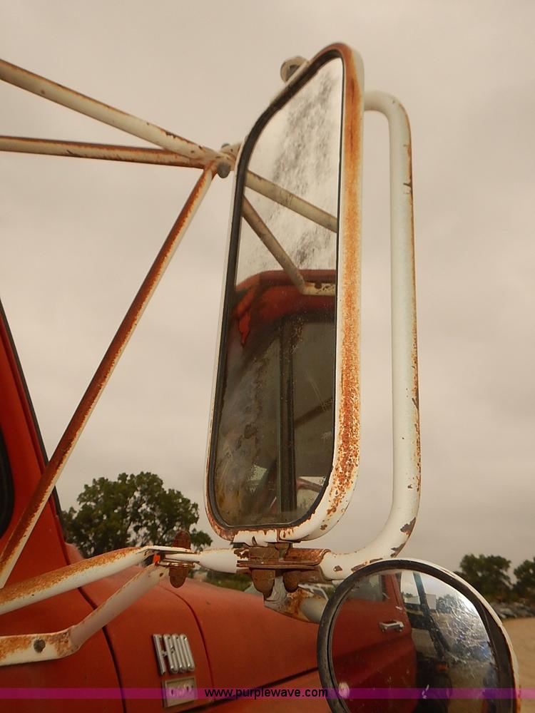 image for item I5463 1979 Ford F600 flatbed truck