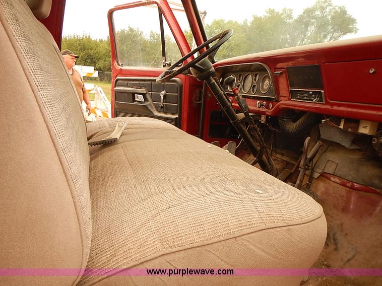 image for item I5463 1979 Ford F600 flatbed truck