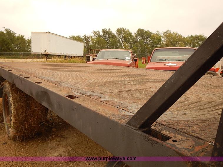 image for item I5463 1979 Ford F600 flatbed truck