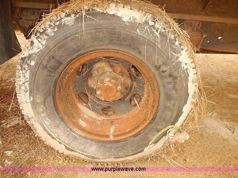 image for item I5463 1979 Ford F600 flatbed truck