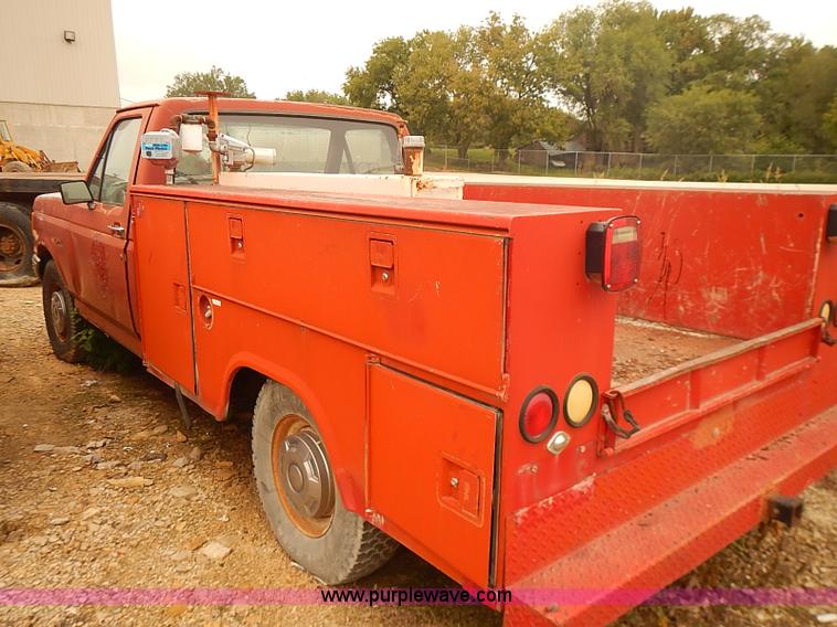 image for item I5464 1987 Ford F250 utility truck