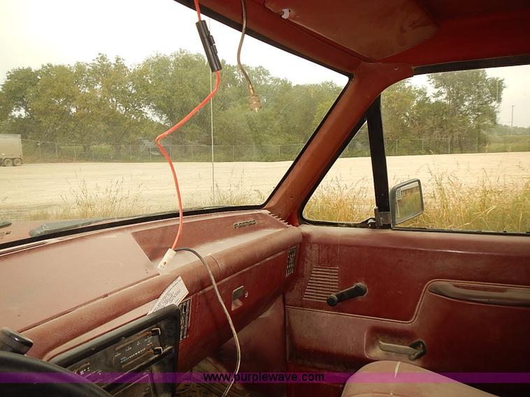 image for item I5464 1987 Ford F250 utility truck