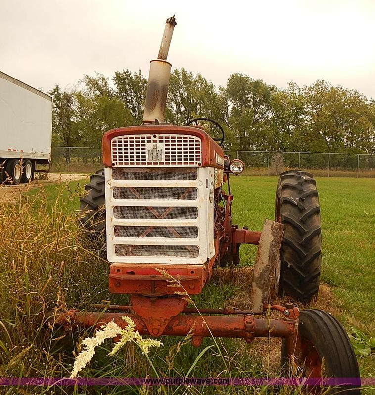 image for item I5466 1959 Farmall 560 tractor