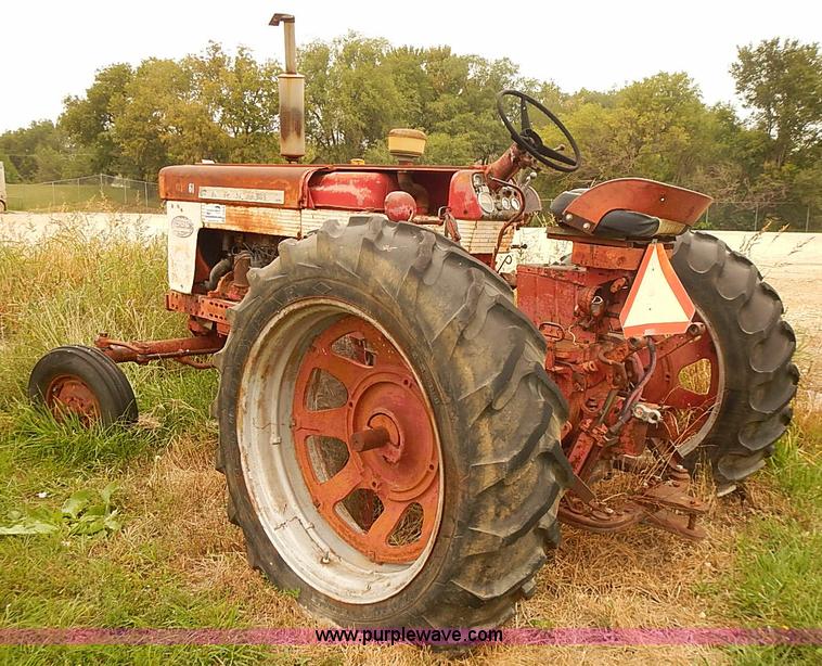 image for item I5466 1959 Farmall 560 tractor