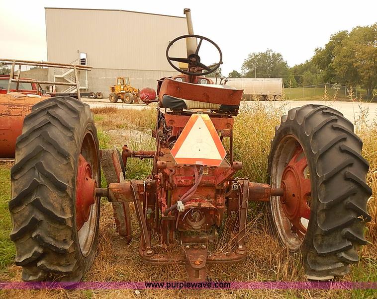 image for item I5466 1959 Farmall 560 tractor