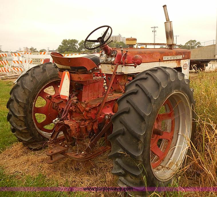 image for item I5466 1959 Farmall 560 tractor