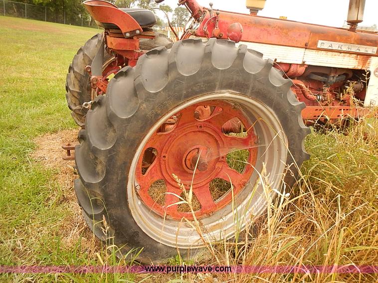 image for item I5466 1959 Farmall 560 tractor