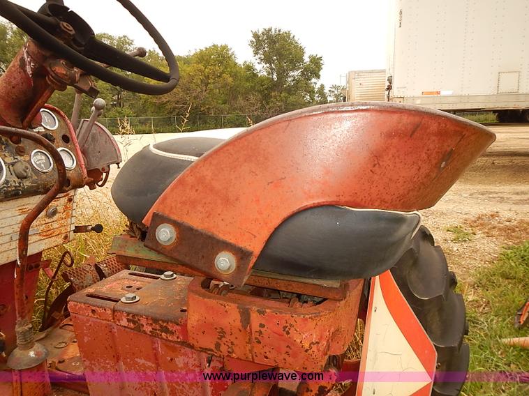 image for item I5466 1959 Farmall 560 tractor