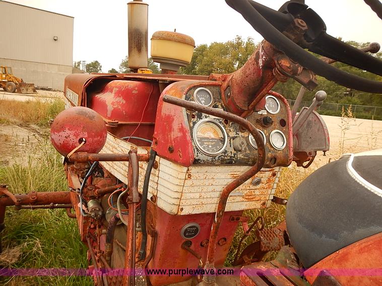 image for item I5466 1959 Farmall 560 tractor