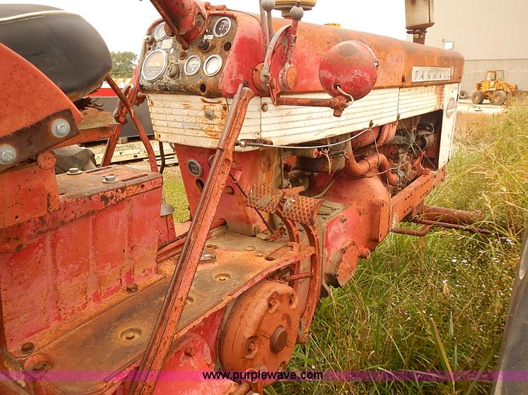 image for item I5466 1959 Farmall 560 tractor