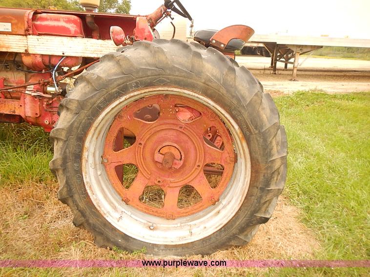 image for item I5466 1959 Farmall 560 tractor