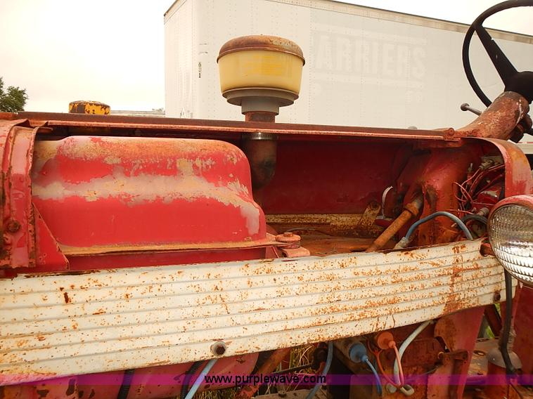 image for item I5466 1959 Farmall 560 tractor