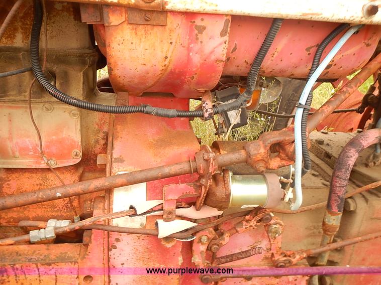 image for item I5466 1959 Farmall 560 tractor